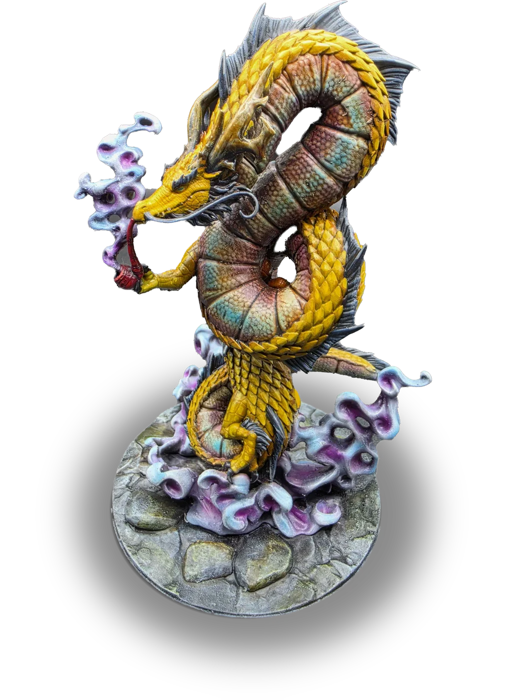 Figurine de dragon oriental peinte a la main, ecailles dorees et volutes violettes, sur socle rocheux