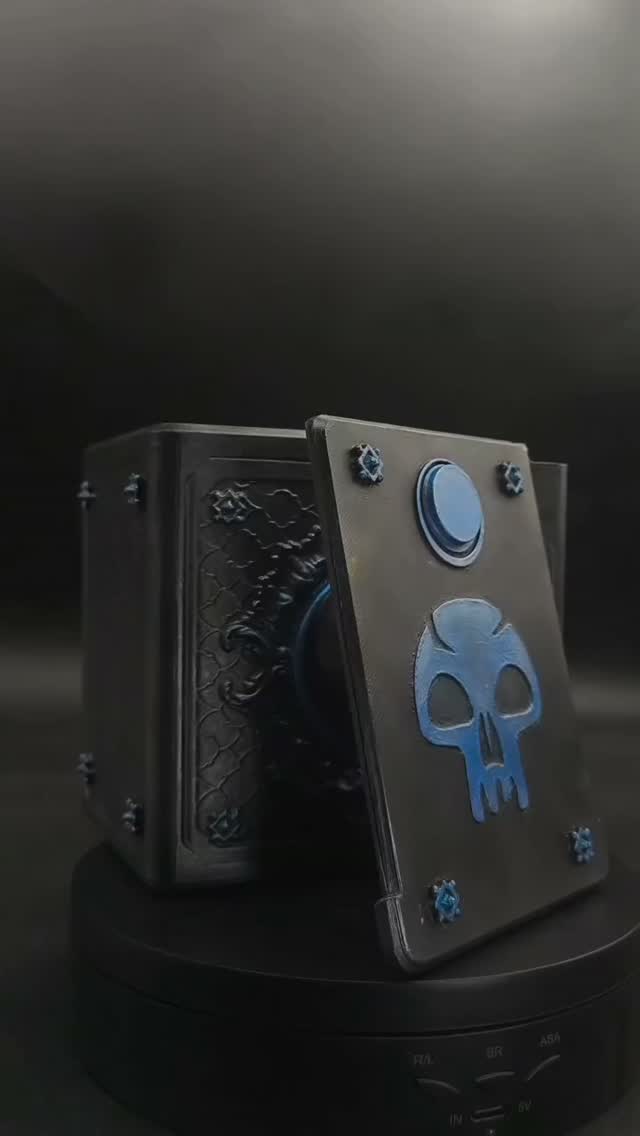 J'ai la joie de vous présenter la première deckbox peinte en collaboration avec